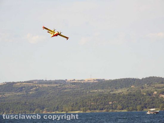 Lago di Bolsena - Il canadair al lavoro