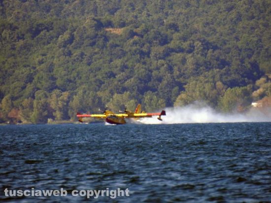 Lago di Bolsena - Il canadair al lavoro