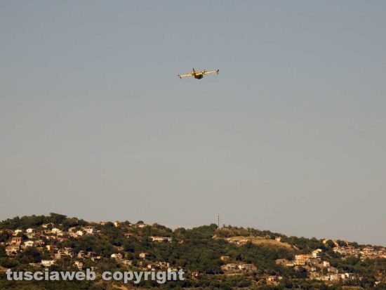 Lago di Bolsena - Il canadair al lavoro