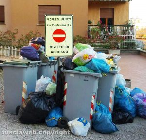 Viterbo - Rifiuti in via Monfalcone, quartiere Paradiso