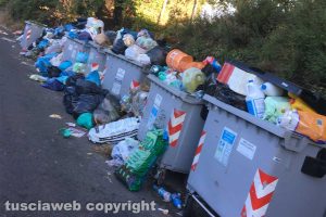 Viterbo - I cassonetti in località Le farine