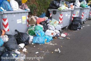 Viterbo - I rifiuti su strada Fagiano