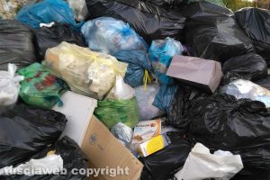 Viterbo - I rifiuti su strada Fagiano
