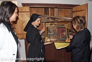 Viterbo - Monastero di santa Rosa - Suor Francesca mostra un ex voto ad Alfonsina Russo