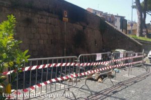 Viterbo - I cassoonetti dati alle fiamme nella notte