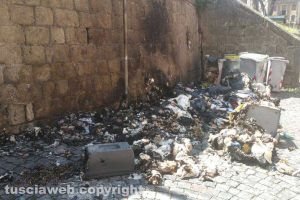 Viterbo - I cassoonetti dati alle fiamme nella notte