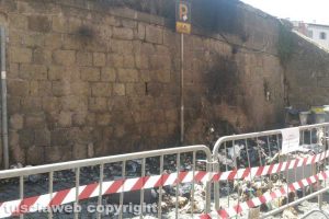 Viterbo - I cassoonetti dati alle fiamme nella notte