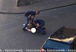 Viterbo - Minaccia commerciante a piazza Fontana Grande - L'intervento della polizia