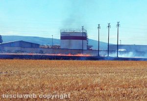 Viterbo - Incendio sulla cassia Nord, nei pressi del deposito del gas