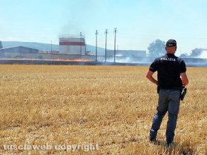 Viterbo - Incendio sulla cassia Nord, nei pressi del deposito del gas