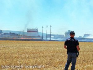Viterbo - Incendio sulla cassia Nord, nei pressi del deposito del gas