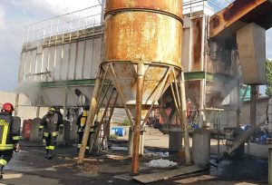 Viterbo - Macchinario in fiamme in un'azienda sulla Verentana