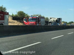 Viterbo - Camion distrutto dalle fiamme sulla superstrada