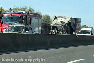 Viterbo - Camion in fiamme sulla superstrada