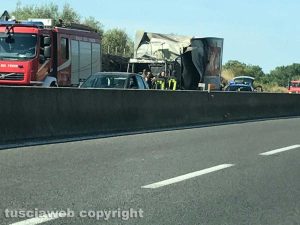 Viterbo - Camion distrutto dalle fiamme sulla superstrada