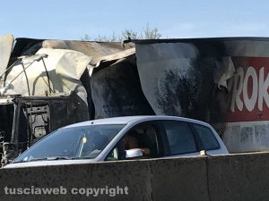 Viterbo - Camion in fiamme sulla superstrada