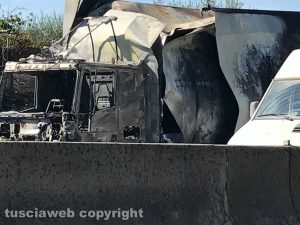 Viterbo - Camion in fiamme sulla superstrada