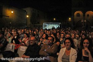 Viterbo - Caffeina - Geppi Cucciari a piazza san Lorenzo per il libro di Matteo B. Bianchi 