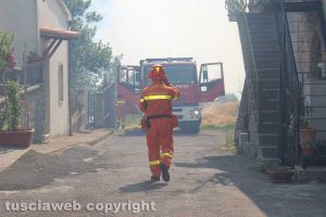 Un incendio - L'intervento di vigili del fuoco e protezione civile