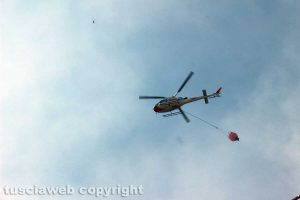Viterbo - Vastissimo incendio a Sant'Angelo di Roccalvecce - L'intervento dell'elicottero