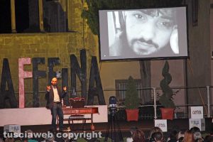 Viterbo - Caffeina - Roberto Saviano - Nello schermo: Emanuele Sibillo