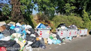 Viterbo - Cumuli di rifiuti all'isola ecologica in strada Fagiano