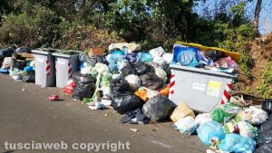 Viterbo - Cumuli di rifiuti all'isola ecologica in strada Fagiano