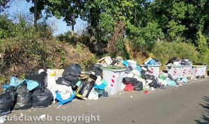 Viterbo - Cumuli di rifiuti all'isola ecologica in strada Fagiano