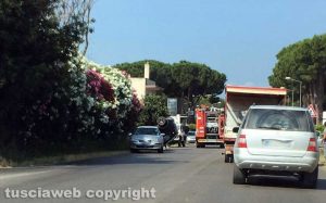 Tarquinia - L'auto ribaltata in via Porto Clementino