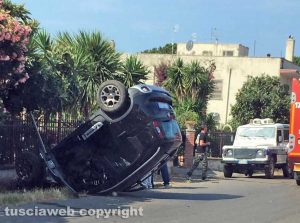 Tarquinia - L'auto ribaltata in via Porto Clementino