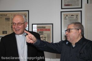 Tusciaweb Academy - Il vescovo Lino Fumagalli col direttore Carlo Galeotti