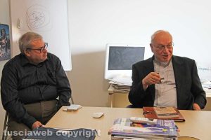 Tusciaweb Academy - Il vescovo Lino Fumagalli col direttore Carlo Galeotti