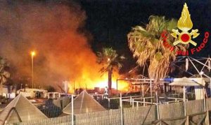 Cagliari - L'incendio al chiosco in spiaggia