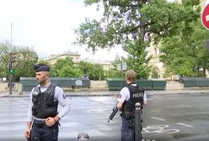 Parigi - Agente spara a uomo che tenta d'aggredirlo