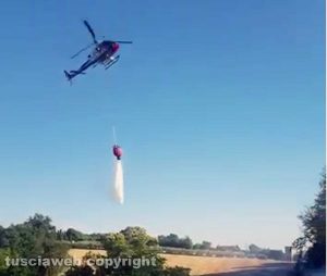 Incendio - Bosco e sterpaglie in fiamme - Intervento con l'elicottero