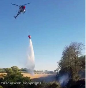 Celleno - incendio - Bosco e sterpaglie in fiamme - Intervento con l'elicottero