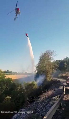 Celleno - incendio - Bosco e sterpaglie in fiamme - Intervento con l'elicottero