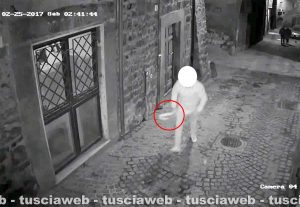 Viterbo - Branco massacra giovane nel centro storico - Uno degli aggressori con la cinta in mano