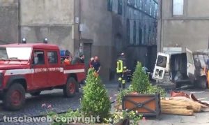 Montefiascone - Il furgoncino andato a fuoco 