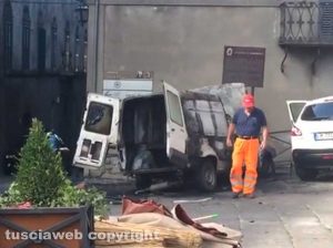 Montefiascone - Il furgoncino andato a fuoco