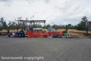 Viterbo - Ririfiuti su strada Primomo