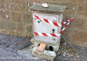 Tuscania - Colonnina dell'Enel pericolosa a viale Trieste