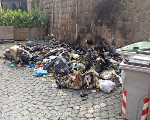 Viterbo - I cassoonetti dati alle fiamme nella notte