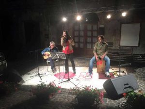 Il raffinato sound del “Dimastè Acoustic Trio” a #piazzaminifestival