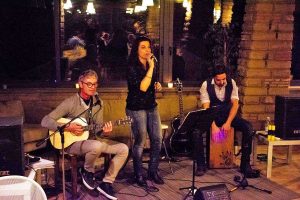 Il raffinato sound del “Dimastè Acoustic Trio” a #piazzaminifestival