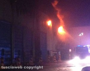 Viterbo - L'impianto di smaltimento rifiuti di Casale Bussi in fiamme