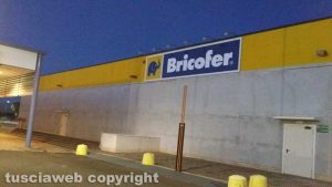 Viterbo - Sventato furto al Bricofer, al parco commerciale Città dei papiViterbo - Sventato furto al Bricofer, al parco commerciale Città dei papi