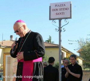 Tuscania - Intitolata una piazza a don Steno Santi