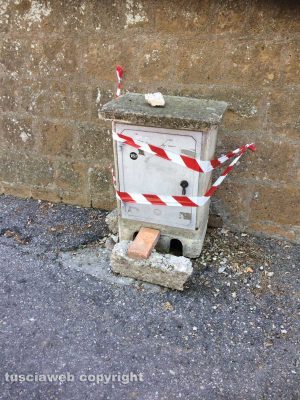 Tuscania - Colonnina dell'Enel pericolosa a viale Trieste