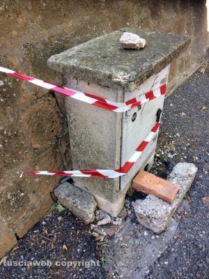 Tuscania - Colonnina dell'Enel pericolosa a viale Trieste